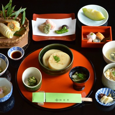 八条ケ池に浮かぶ数寄屋造りのお座敷で食べる　「錦水亭」日本一のたけのこ懐石メインイメージ