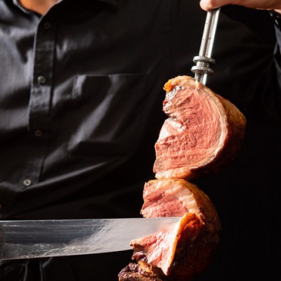 大迫力！目の前で肉を豪快に削る！　贅沢シュラスコ８種食べ比べ　ブラジル料理店「カリオカ」メインイメージ